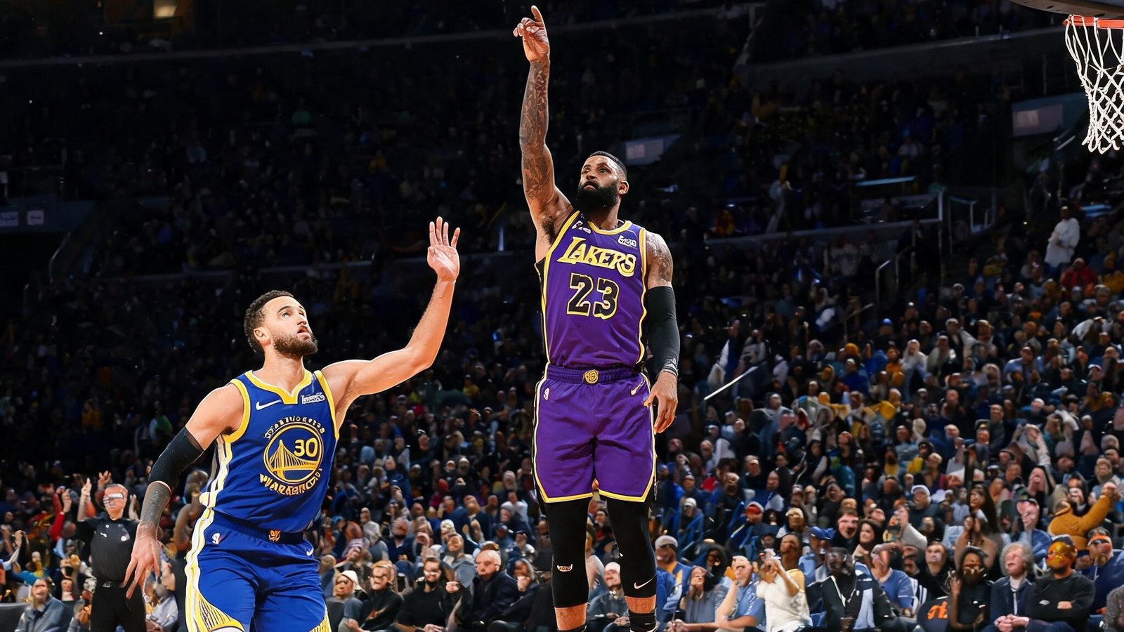 NBA湖人队对阵勇士队比赛中，球员在三分线外出手的精彩瞬间