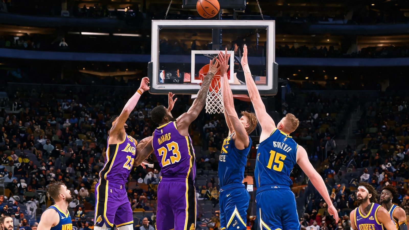 湖人队对阵掘金队的NBA直播画面，球员在篮下激烈拼抢
